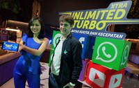 Chief Marketing Officer XL Axiata David Arcelus Oses (tengah) bersama Group Head Region JabodetabekXL Axiata Francky Rinaldo Pakpahan (kanan) dan Group Head Mass Segment Axiata Bernard Ho (kiri) meluncurkan fitur Xtra Unlimited Turbo di Jakarta, Kamis (5/3/2020). Fitur untuk pelanggan XL prabayar tersebut memberikan manfaat tambahan berupa akses aplikasi pilihan tanpa batasan kuota dan kecepatan. FOTO ANTARA/Puspa Perwitasari/foc.