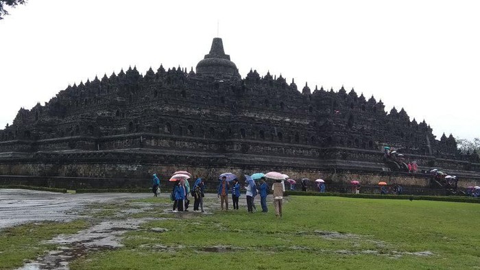 Peragaan pemakaian thermal scanner terhadap pengunjung di Manohara, Candi Borobudur, Magelang, Jawa Tengah. (foto: Eko Susanto/detikcom)