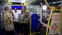Menteri Perindustrian Agus Gumiwang Kartasasmita meninjau salah satu bus TransJakarta yang dipamerkan dalam Gaikindo Indonesia International Commercial Vehicle Expo (GIICOMVEC) di JCC, Jakarta, Kamis (5/3/2020).