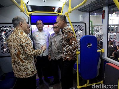 Momen Menperin Tinjau Kendaraan Komersial di Pameran Otomotif