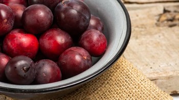 Buah prune atau plum ungu juga harus diwaspadai, perhatikan bijinya jangan sampai tertelan. Foto: Getty Images/iStockphoto/bergamont
