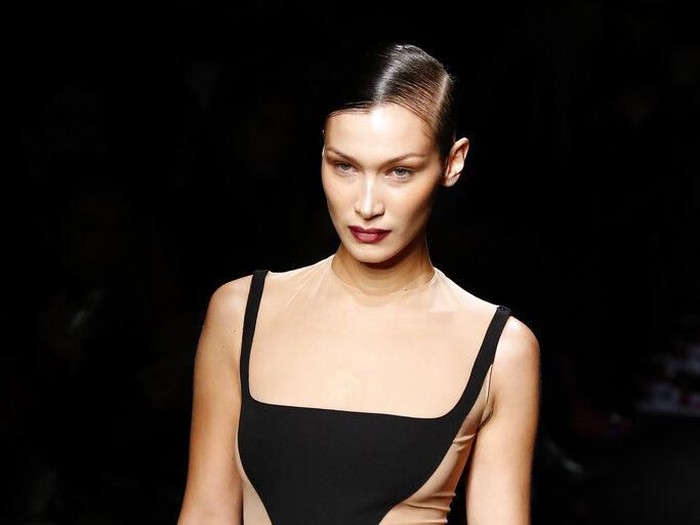 Bella Hadid di Fashion Show Mugler Model Bella Hadid wears a creation for Mugler fashion collection during the Womens fashion week Fall/Winter 2020/21 presented in Paris, Wednesday, Feb. 26, 2020. (AP Photo/Francois Mori)