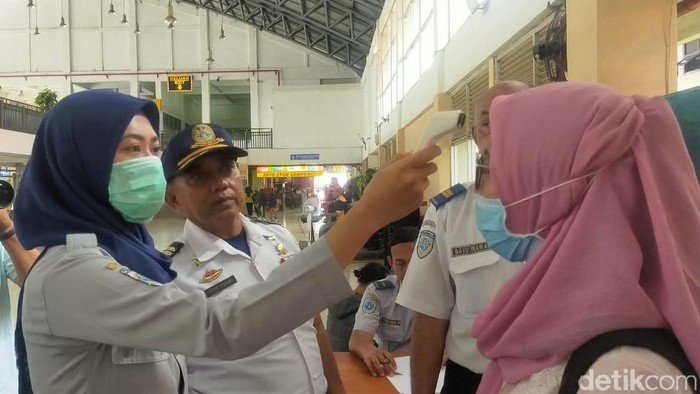 Dishub dan Dinkes Surabaya menggunakan alat pengukur suhu tubuh di terminal-terminal bus