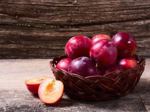 10 Manfaat Buah Plum Merah yang Tinggi Antioksidan