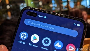 Realme X50 Pro 5G dilihat dari depan tepat pada bagian kamera selfie. Foto: Agus Tri Haryanto/detikINET
