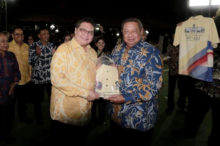 Momen Silaturahmi Golkar dan Demokrat di Cikeas Pertemuan silaturahmi Antara dua Ketua Umum tersebut membahas beberapa hal, diantaranya penjelasan proses Omnibus Law, Dan juga soal Pilkada 2020.