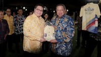 Ini momen saat Ketua Umum Partai Golkar Airlangga Hartarto bertemu dengan Ketua Umum Partai Demokrat SBY di Cikeas, Kamis (5/3/2020).