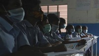 Seperti diketahui, India jadi salah satu negara yang turut melaporkan kasus penyebaran virus corona di wilayahnya. Guna mengantisipasi penyebaran virus tersebut sejumlah siswa di sekolah pun mengenakan masker.