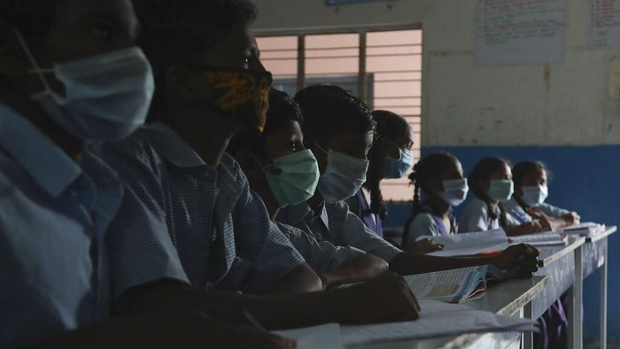 Virus corona membuat warga dunia gunakan masker untuk cegah penyebaran COVID-19. Siswa di India pun tak ketinggalan pakai masker buatan sendiri saat bersekolah.