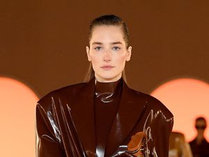 Busana Latex Jadi Tren Lagi di Paris Fashion Week