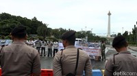 Beberapa polisi terlihat berjaga di lokasi. Pantauan lalu lintas yang mengarah ke Jalan Medan Merdeka Utara dan Jalan Medan Merdeka Barat terpantau lancar.