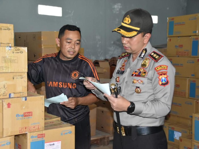 Tim gabungan di Trenggalek menggelar sidak ke sejumlah pedagang masker. Hasilnya, tidak ditemukan penimbunan namun di pasaran terjadi kelangkaan.