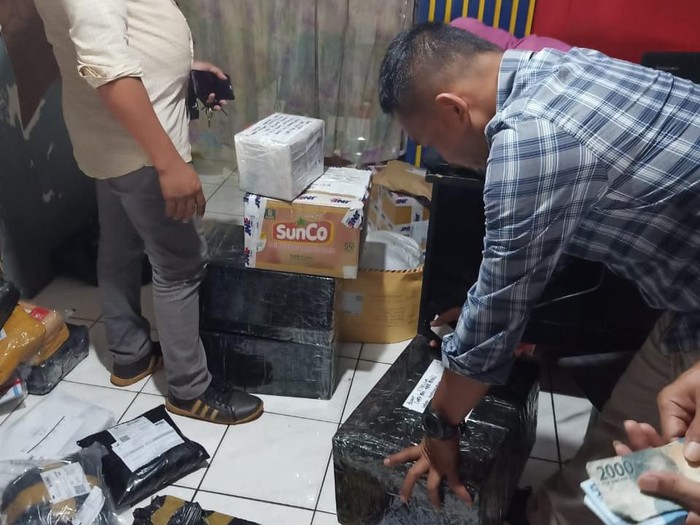 Polisi tangkap dua penimbun masker di Luwu Timur (Sulsel). (Foto: Dok. Istimewa)