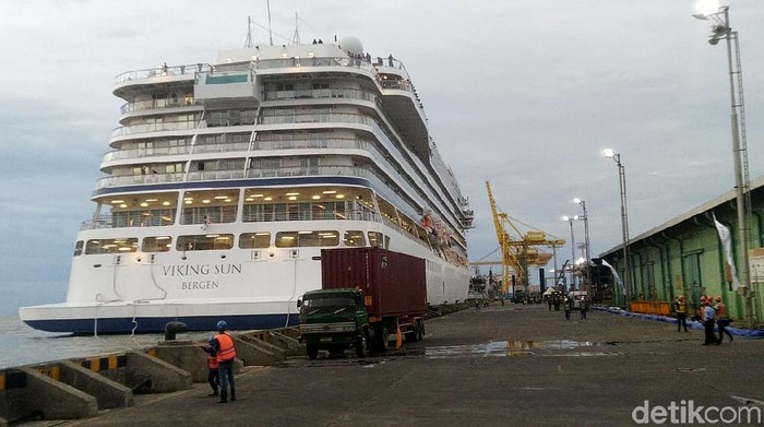 Kapal Pesiar Viking Sun akhirnya berlabuh di Pelabuhan Tanjung Perak, usai sebelumnya ditolak Pemkot Semarang. Kapal itu dibolehkan berlabuh tapi dengan syarat.