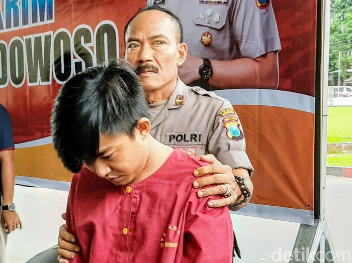 Polisi mengamankan begal payudara di Bondowoso. Pelaku diamankan dengan sejumlah barang bukti yang mendukung aksinya.