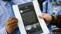 Pengacara Fahira Idris Aldwin Rahadian menunjukan kertas berisi cuitan Fahira Idris.