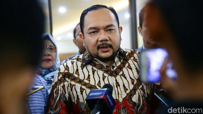 Kuasa Hukum Fahira Idris Datangi Bareskrim Anggota DPD RI Fahira Idris dijadwalkan diperiksa Bareksrim Polri terkait cuitannya soal virus corona. Namun Fahira absen, dan hanya diwakilkan pengacaranya Aldwin Rahadian.
