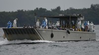 Landing Craft Utility (LCU) KRI dr Soeharso mengangkut WNI ABK Diamond Princess untuk diobservasi di Pulau Sebaru Kecil. Antara Foto/Akbar Nugroho Gumay.