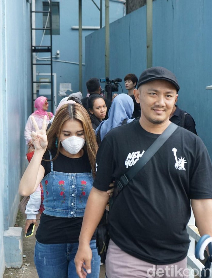 Ayu Ting Ting Ayu Ting Ting saat ditemui di studio Trans TV.