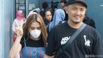 Gaya Ayu Ting Ting dengan Masker