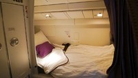 Untuk memastikan, tiap pramugari biasanya menggantungkan seragam mereka di luar tirai tempat tidur mereka. Fungsinya adalah untuk memberitahu staff lain bahwa ada orang yang tengah beristirahat di ruangan tersebut. (Virgin Australia)