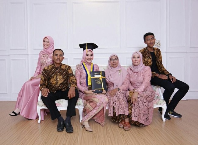 Wanita yang berasal dari Lhokseumawe, Aceh ini lahir pada 28 Maret 1997.Afra Widi Wardani merupakan anak kedua dari tiga bersaudara. Foto: instagram @Afra Widi Wardani