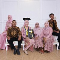 Wanita yang berasal dari Lhokseumawe, Aceh ini lahir pada 28 Maret 1997.Afra Widi Wardani merupakan anak kedua dari tiga bersaudara. Foto: instagram @Afra Widi Wardani