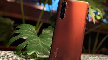 8. Realme X50 Pro 5G dibekali Snapdragon 865 dan RAM 8 GB mendapat skor 587386.  Foto: Agus Tri Haryanto/detikINET