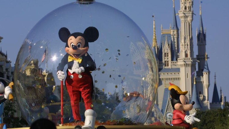 681047 397155 06: Mickey Mouse rides in a parade through Main Street, USA with Cinderellas castle in the background at Disney Worlds Magic Kingdom November 11, 2001 in Orlando, Florida. (Photo by Joe Raedle/Getty Images)