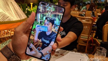 Ponsel pintar ini punya dua kamera, 32 MP dan 8 MP untuk fotografi ultrawide. Foto: Agus Tri Haryanto/detikINET