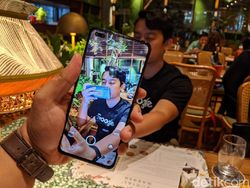 Menggenggam Realme X50 Pro 5G di Indonesia