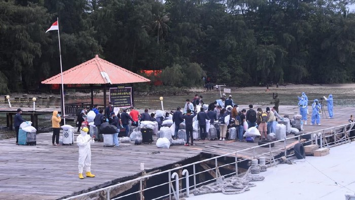 Sebanyak 68 WNI ABK Diamond Princess mulai dipindahkan ke Pulau Sebaru Kecil. Para WNI tersebut akan menjalani observasi di pulau tersebut.