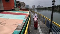 Selain dilengkapi dengan pagar, sejumlah lampu juga turut dipasang di beberapa bagian Danau Sunter.