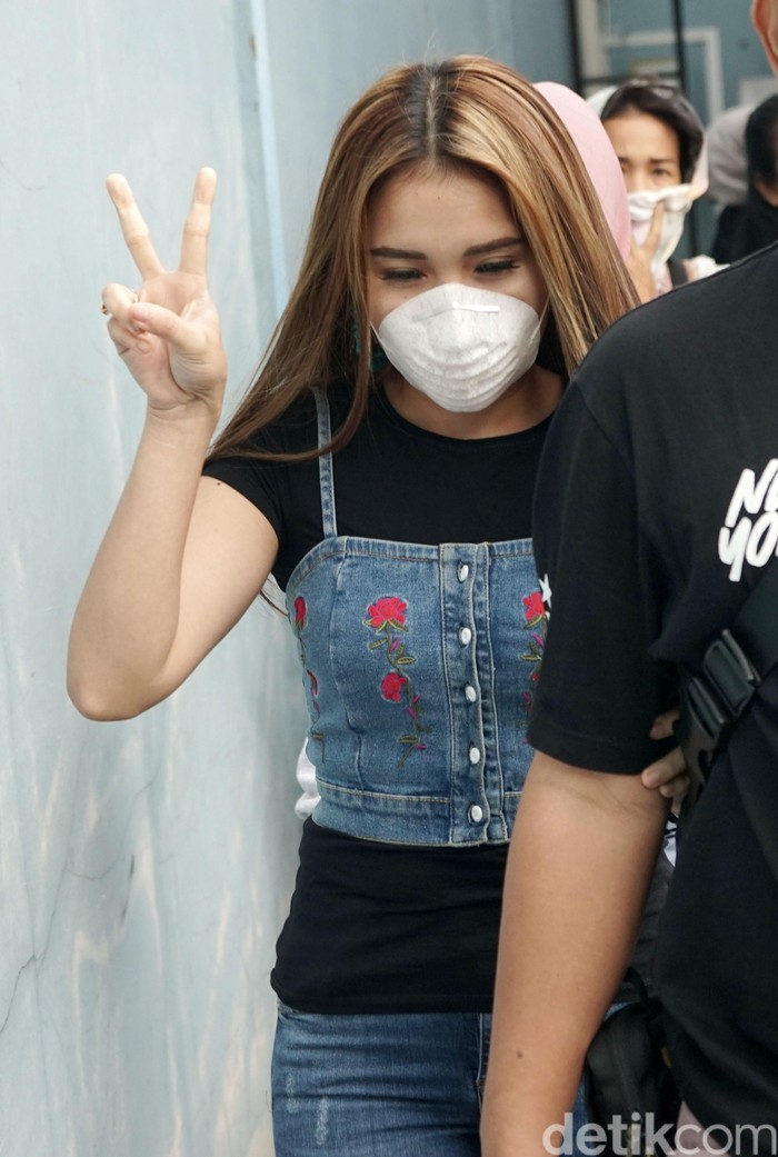 Ayu Ting Ting Ayu Ting Ting saat ditemui di studio Trans TV.