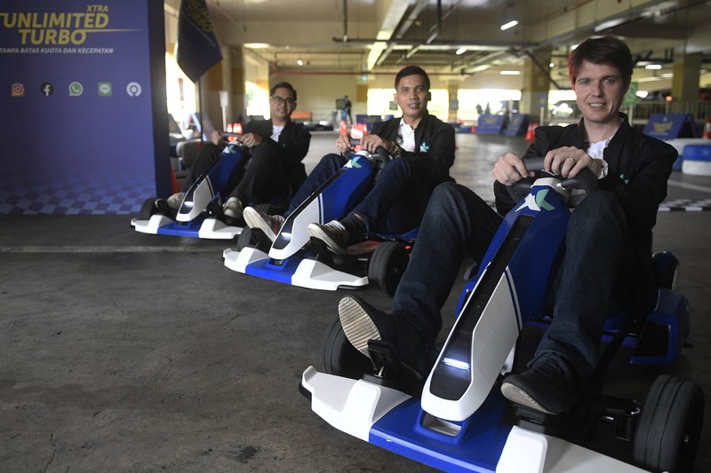 Chief Marketing Officer XL Axiata David Arcelus Oses (tengah) bersama Group Head Region JabodetabekXL Axiata Francky Rinaldo Pakpahan (kanan) dan Group Head Mass Segment Axiata Bernard Ho (kiri) meluncurkan fitur Xtra Unlimited Turbo di Jakarta, Kamis (5/3/2020). Fitur untuk pelanggan XL prabayar tersebut memberikan manfaat tambahan berupa akses aplikasi pilihan tanpa batasan kuota dan kecepatan. FOTO ANTARA/Puspa Perwitasari/foc.