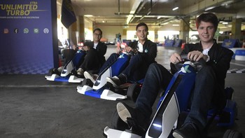 Chief Marketing Officer XL Axiata David Arcelus Oses bersama Group Head Region JabodetabekXL Axiata Francky Rinaldo Pakpahan dan Group Head Mass Segment Axiata Bernard Ho meluncurkan fitur Xtra Unlimited Turbo di Jakarta, Kamis (5/3/2020).