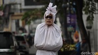 Salah satu cosplayer, Andriyanto yang berdandan seperti pocong mengatakan, kunjungan wisata baik sesudah atau sebelum ramainya virus corona sama saja.