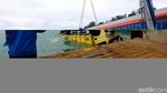 Truk Muatan Semen yang Nyemplung ke Laut Dievakuasi
