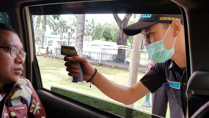 Pengecekan suhu tubuh di kompleks MPR/DPR, Senayan