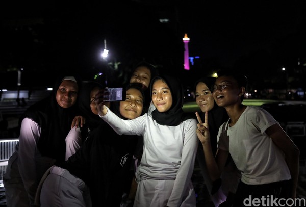 Tak sedikit warga yang berfoto bersama dengan latar warna-warni lampu yang menghiasi ibu kota di kawasan Lapangan Banteng. Tak sedikit warga yang berfoto bersama dengan latar warna-warni lampu yang menghiasi ibu kota di kawasan Lapangan Banteng.