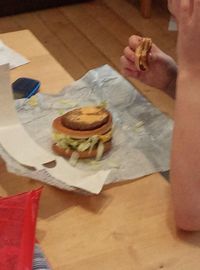 Setelah Dibalik, Kini Ada Cara Makan Burger Lembar per Lembar