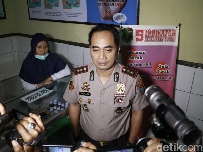 Polisi mendatangi puluhan apotek di Ngawi. Hasilnya, tidak terjadi kelangkaan masker di Ngawi meski tak ada stok di sejumlah apotek.