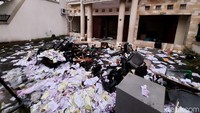 Pantauan detikcom, Kamis (5/3/2020) sekitar pukul 17.00 WIB, kantor leasing sudah diberi garis polisi. 
