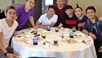 Kekompakan Judika dengan teman-temannya juga terlihat pada momen ini. Tampaknya saat itu mereka sedang ingin menonton pertandingan bola. Sebelum memasuki area, mereka habiskan waktu dengan makan-makan bersama. Foto: Instagram @jud1ka