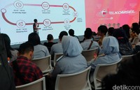 Telkomsel kembali menghadirkan inisiatif dalam mendukung kemajuan pendidikan di Indonesia melalui upaya penyediaan akses terhadap ilmu pengetahuan yang semakin inklusif. Inisiatif tersebut diwujudkan dalam bentuk paket data ilmupedia dan kuis ilmupedia Berani Jawab! (IBJ).