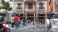 Massa baru bisa dipukul mundur saat polisi datang. Soleh menjelaskan sekitar jam 17.00 WIB massa sudah mulai pergi. Sementara itu, terkait perusakan kantor tersebut, Kapolres Sleman AKBP Rizky Ferdiansyah mengatakan akan menelusuri perusakan itu.