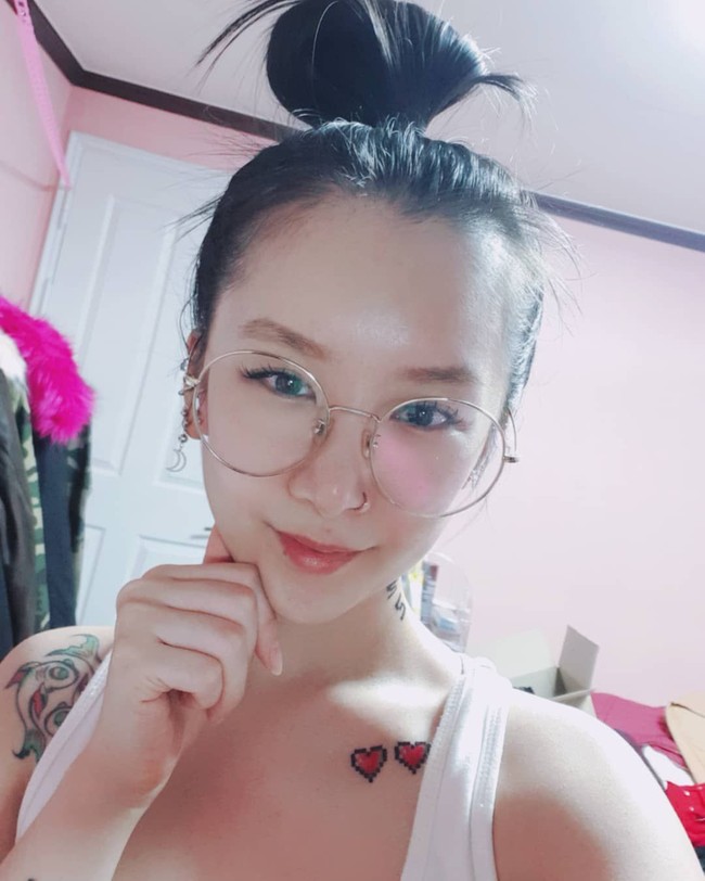 Cheska mengungkapkan bahwa ia memiliki kontrak budak selama 7 tahun. Seperti dilansir Allkpop, ia lebih lanjut menyatakan bahwa dirinya tak memiliki keinginan untuk debut dengan Fiestar tetapi terpaksa berdasarkan kontraknya. Kurangnya transparansi dari labelnya tentang keuangan hingga perasaan bunuh diri membuat Cheska akhirnya memutuskan untuk keluar dari grupnya. Foto: Instagram