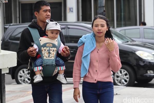 Biasanya, sebalum ramai tersebarnya virus corona, turis kerap berlalu lalang di jalan tersebut untuk menikmati suasana Kota Bandung. Biasanya, sebalum ramai tersebarnya virus corona, turis kerap berlalu lalang di jalan tersebut untuk menikmati suasana Kota Bandung.