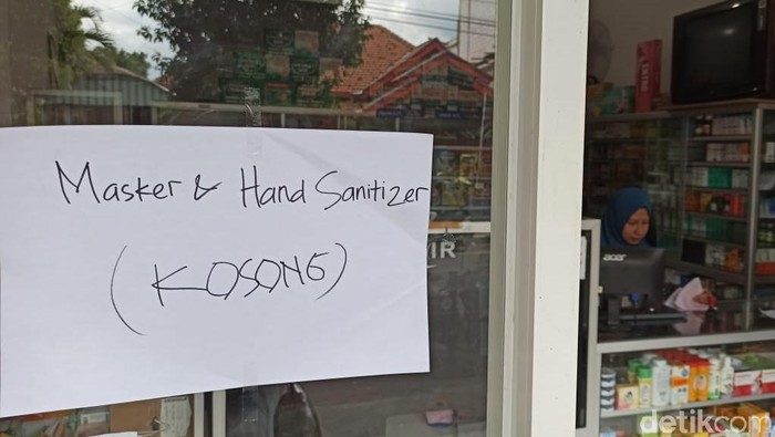 Persediaan masker dan hand sanitizer