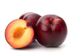 11 Manfaat Buah Plum untuk Kesehatan Mata hingga Tulang